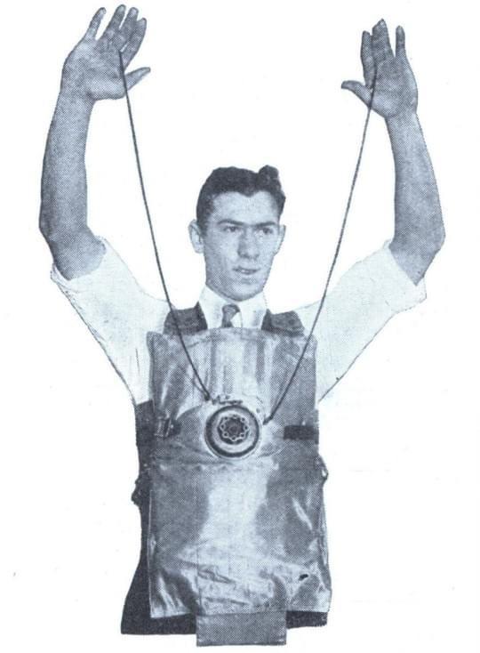 1929 год, Самуэль Шварц. Поднимая руки, пользователь дергает за веревочки и активирует пулемет, встроенный в бронежилет.jpg