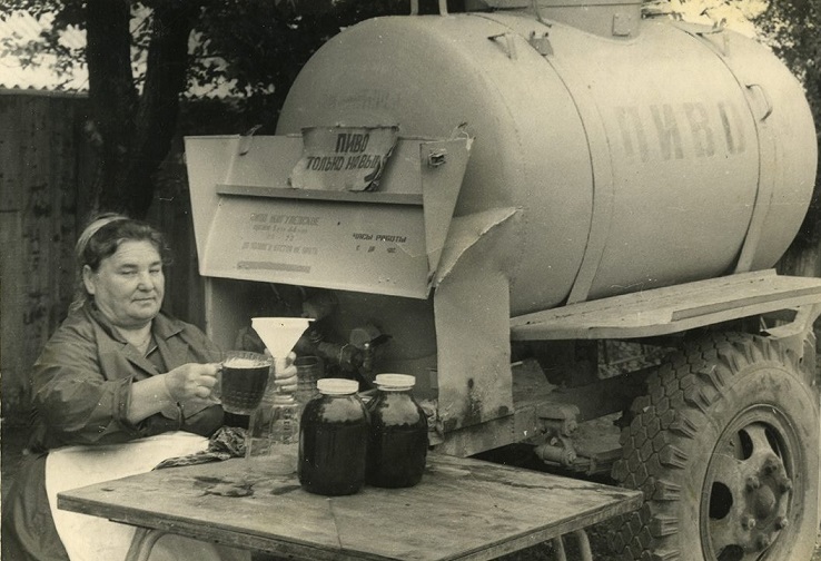 USSR, draft beer saleswoman. The container (here - glass jars, three liters) was supposed to be brought by the buyer. Circa 1970s.jpg