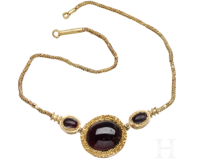 Gold and garnet necklace, Greek, mid 4th century BC, from Hermann Historica.png