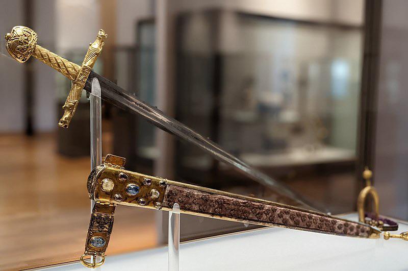Joyeuse, allegedly the sword of Charlemagne used for the coronation of the french kings and emperors, musée du Louvre.jpg