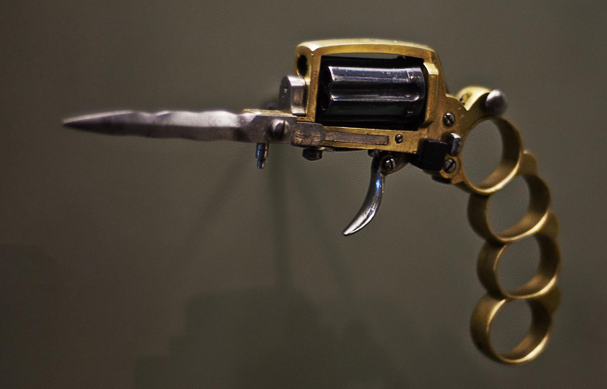 Apache revolver, a weapon used by the french mafia on the begin of the years 1900.jpg