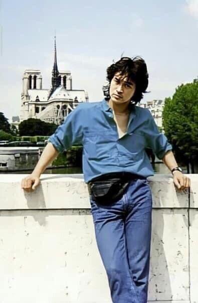 Soviet rock musician Viktor Tsoi in front of Notre-Dame Cathedral during his visit to France, 1989.jpg