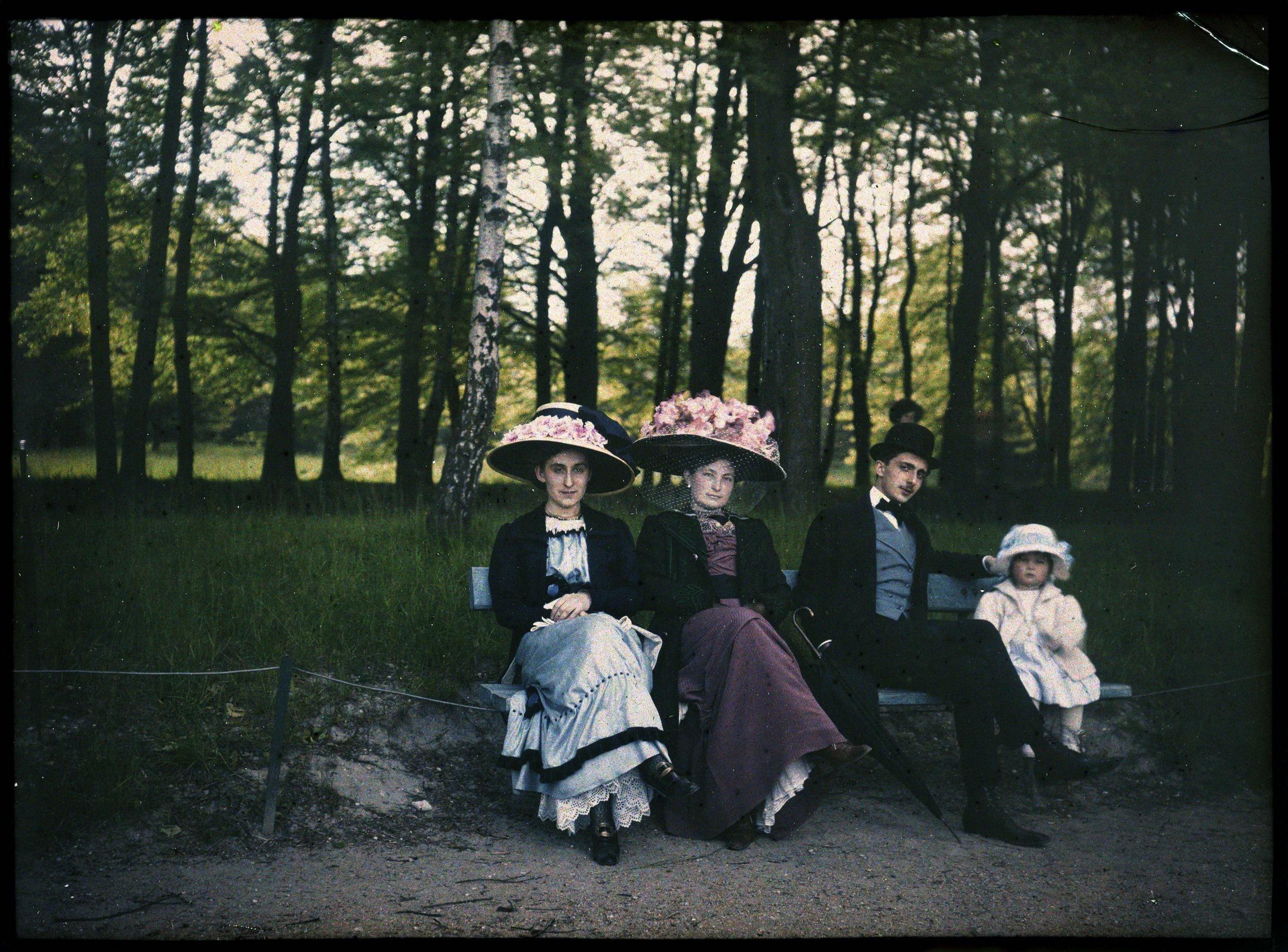 1908c - Early autochrome color photograph taken at the Park of the Golden Head in Lyon, France.jpg