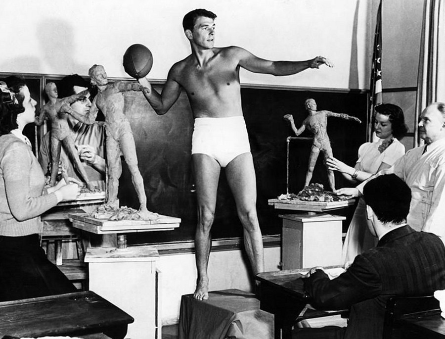 Ronald Reagan poses for a sculpture class at University of Southern California, 1940.jpg