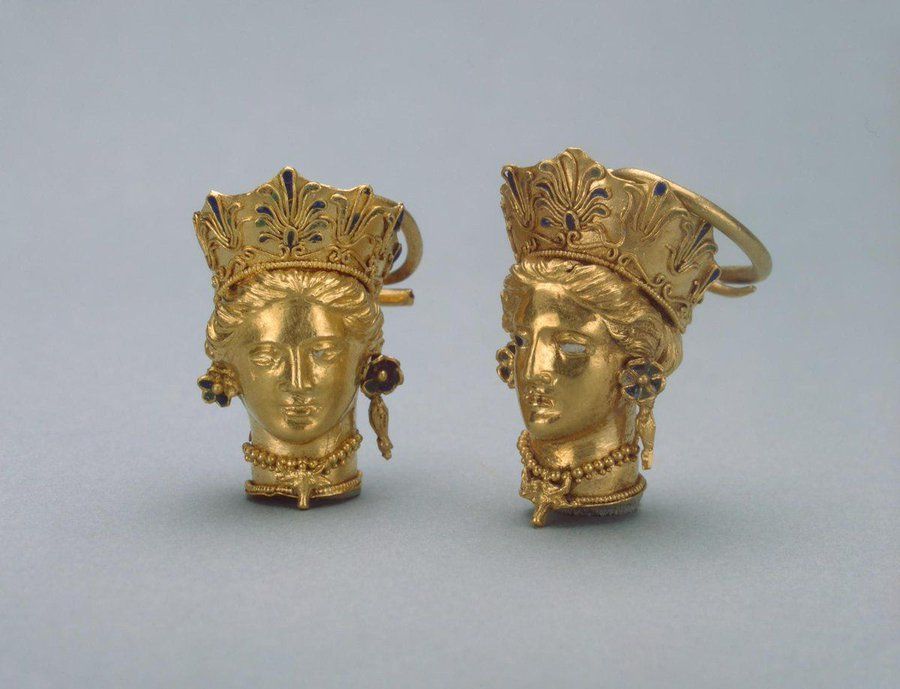 Gold earrings from Paticapaeum, Crimea, 4th c. BC.jpg