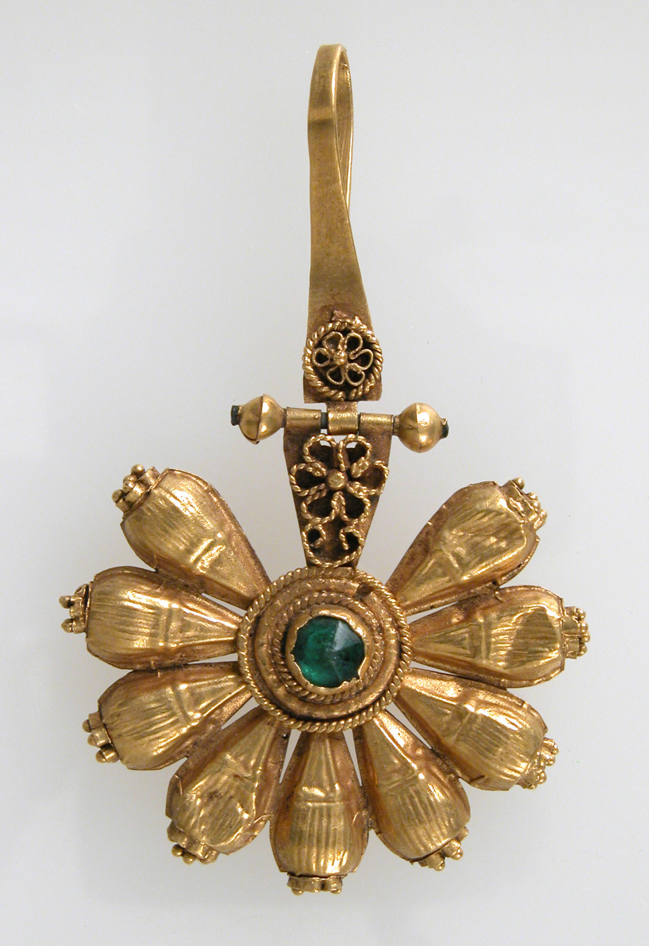 Ostrogothic gold and emerald earring, 3rd century, from The Metropolitan Museum of Art.jpg