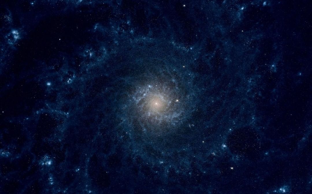 M 74 находится на расстоянии около 35 миллионов световых лет от Земли.jpg