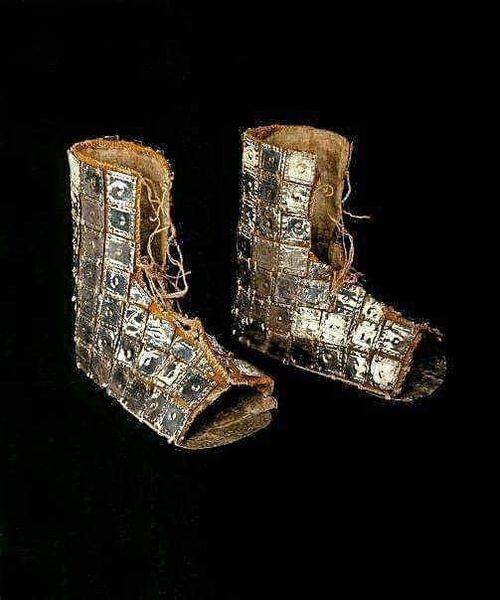 Botas Chimú. Colección de Bata Shoe Museum, Canadá.jpg