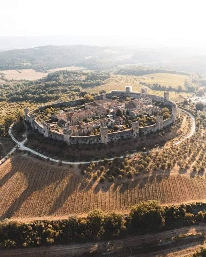 Monteriggioni is one of the best preserved walled Medieval towns in Tuscany, Italy, that started as a castle in the early 13th century.jpg