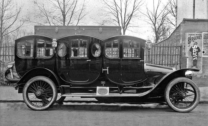 One of the first limos, France, 1910.jpg