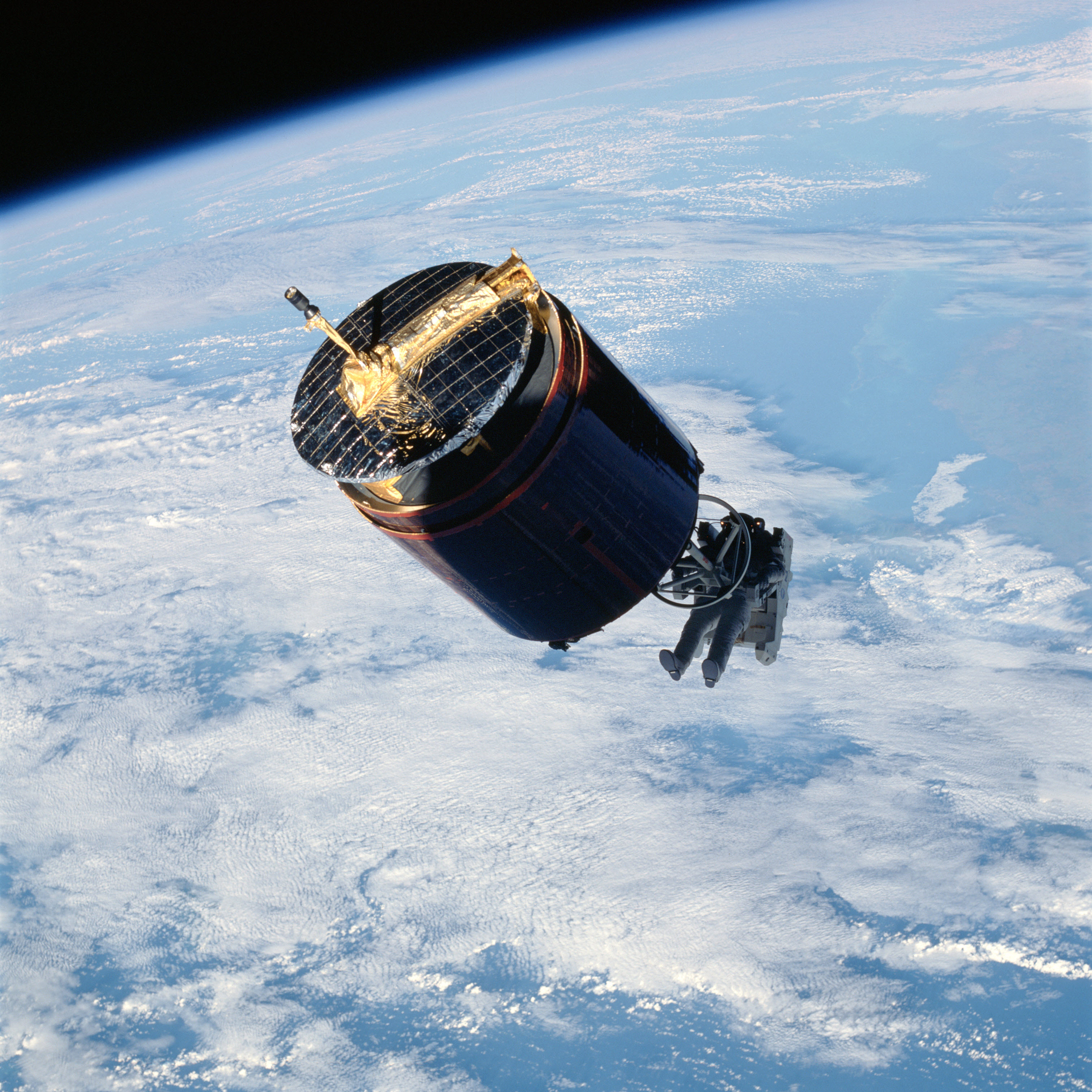 Space Shuttle Discovery astronaut Dale Gardner capturing a satellite in 1984.jpg