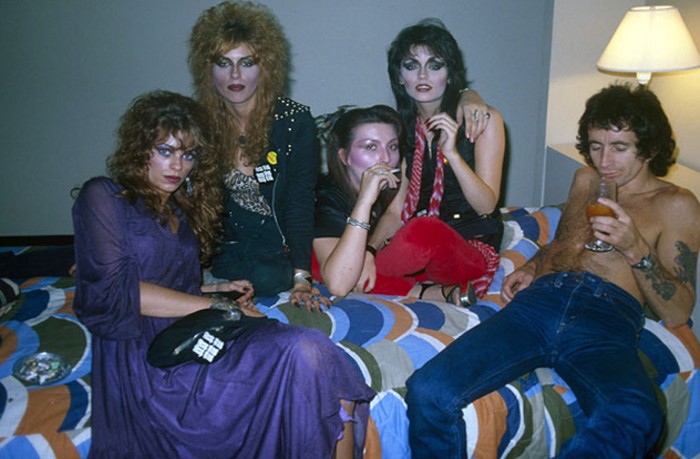 Bon Scott with fans in his hotel room, Atlanta 1978.jpg