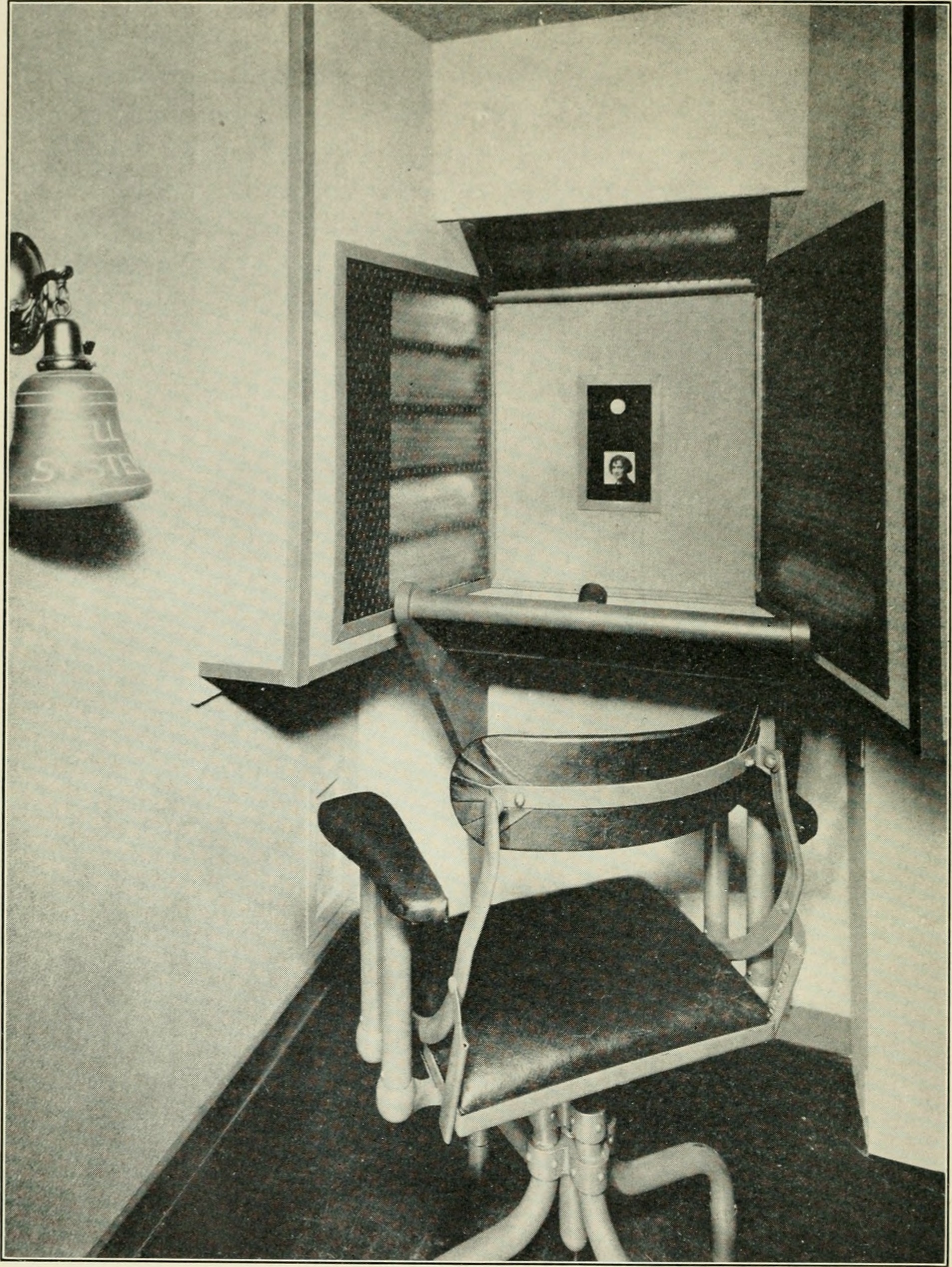 A Videotelephone booth, 1922.jpg