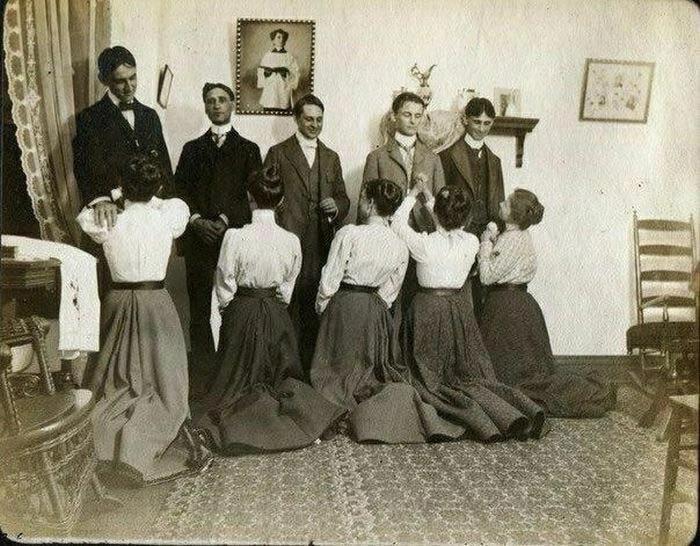 The ladies invite the gentlemen to the white dance . St. Petersburg , 1900.jpg