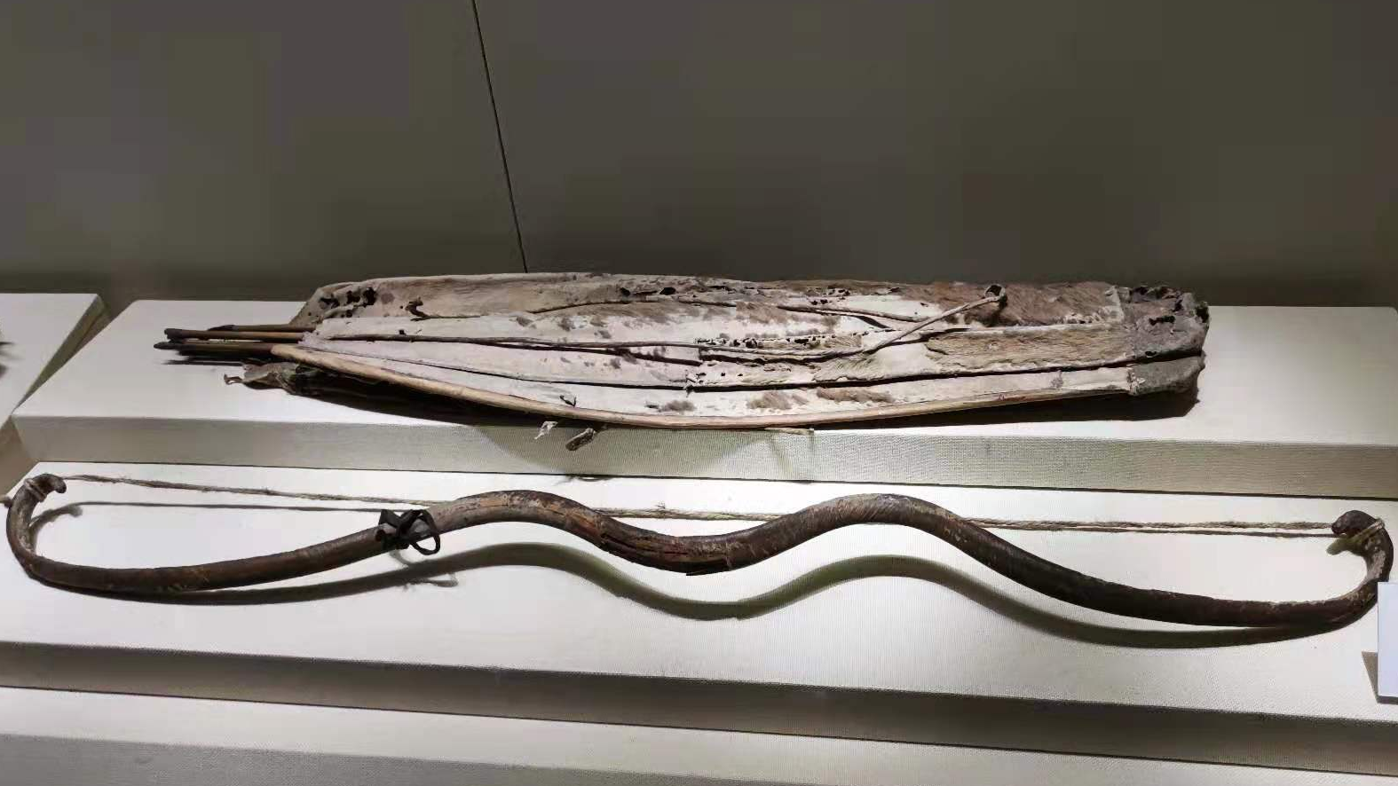 A 2,800-year-old Scythian-style bow and quiver, unearthed from Subeixi cemetery in Shanshan County. Xinjiang Uygur Autonomous Region Museum in Urumqi, China.png