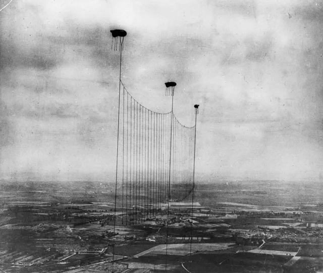 A balloon net is suspended to defend London from air attacks during WWI.png