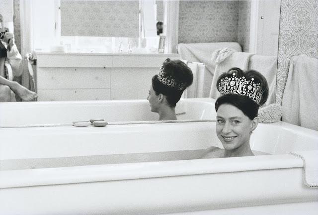 England's Princess Margaret, wearing her wedding tiara in the bathtub, 1962.jpg