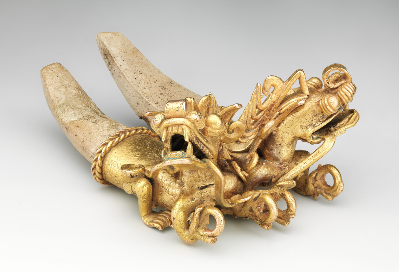 Gold and shell double crocodile pendant, Cocle culture (Panama), 9th-11th century. The Metropolitan Museum of Art.jpg