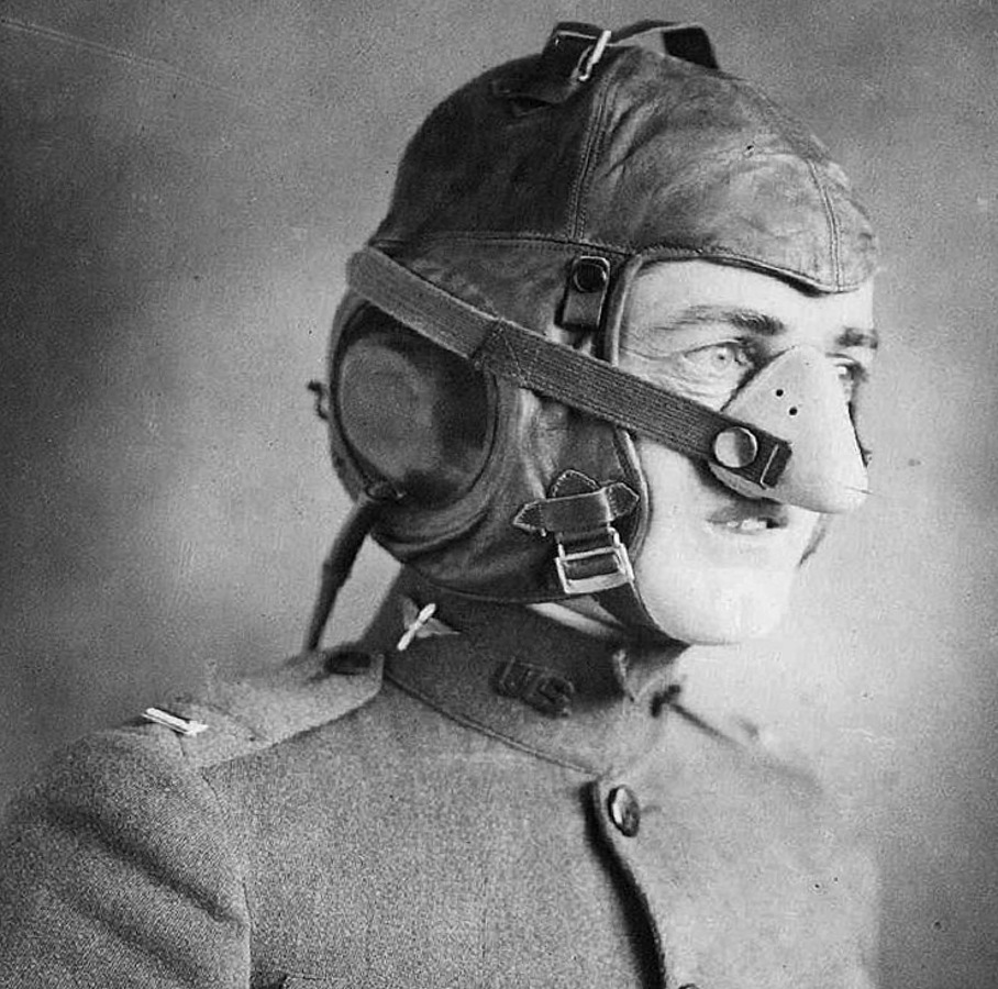 A World War I aviation oxygen mask, 1919.jpg