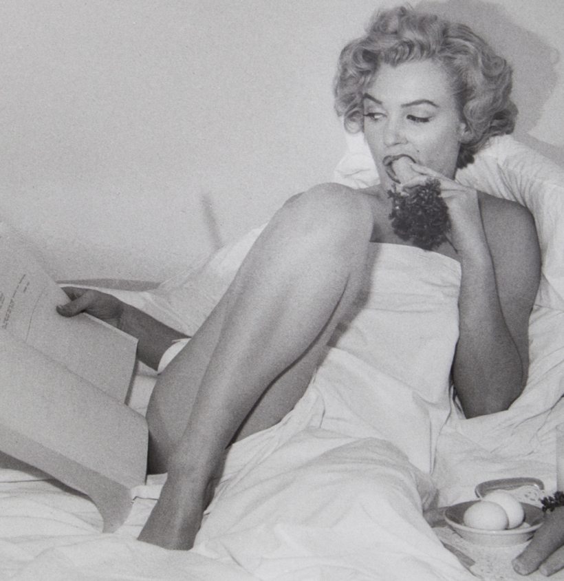 Marilyn Monroe working hard to memorize her lines (1950's).jpg