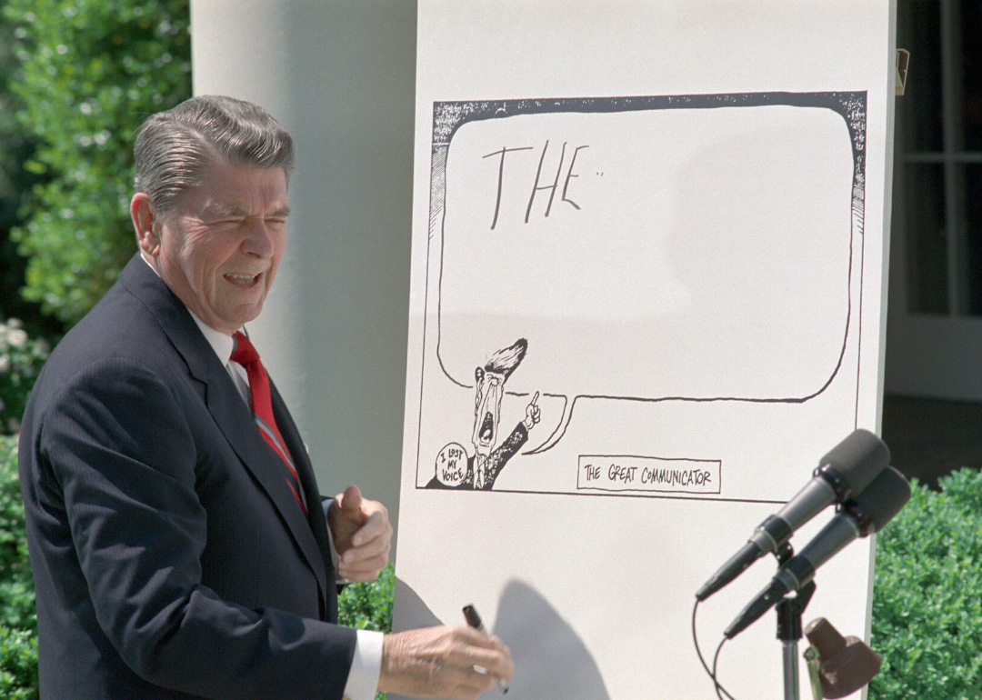 President Ronald Regan at a ceremony of the American Association of Editorial Cartoonists at the White House on May 7, 1987.jpg