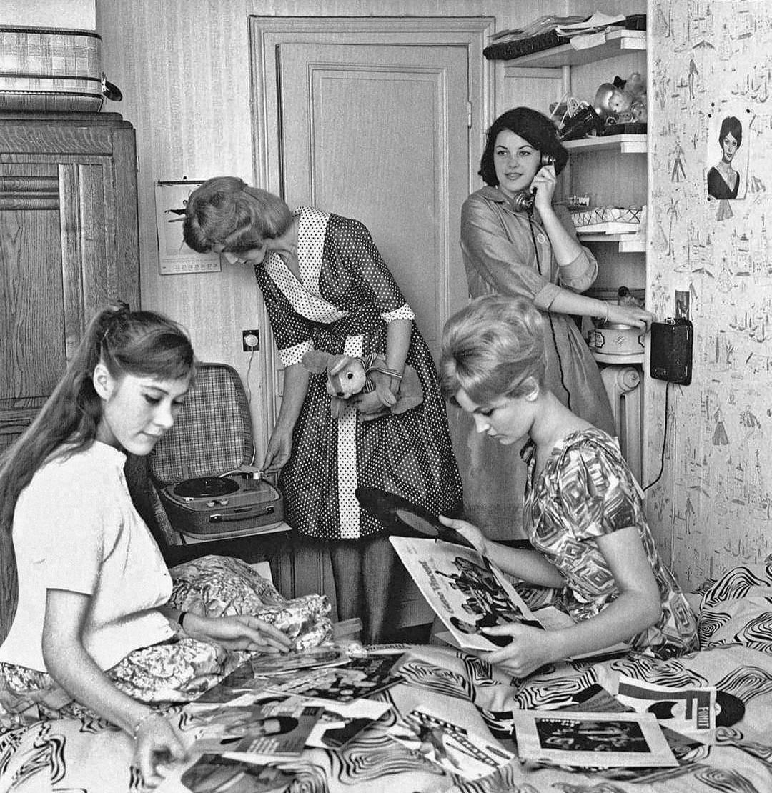 Girls listening to music, circa 1960.jpg