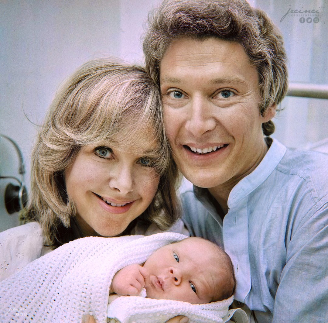 Benedict Cumberbatch and his parents Wanda and Timothy. 1976.jpg