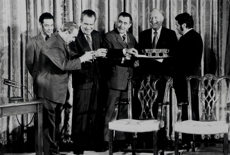 1973. Л. И. Брежнев проливает шампанское на Никсона. Вашингтон. 21 июня.jpg