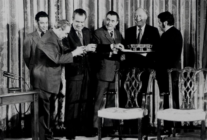 1973. Л. И. Брежнев проливает шампанское на Никсона. Вашингтон. 21 июня.jpg