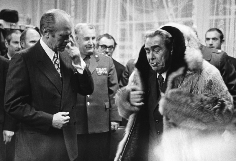 1974. Президент США Джеральд Форд с Л. И. Брежневым на саммите во Владивостоке. 23 ноября.jpg