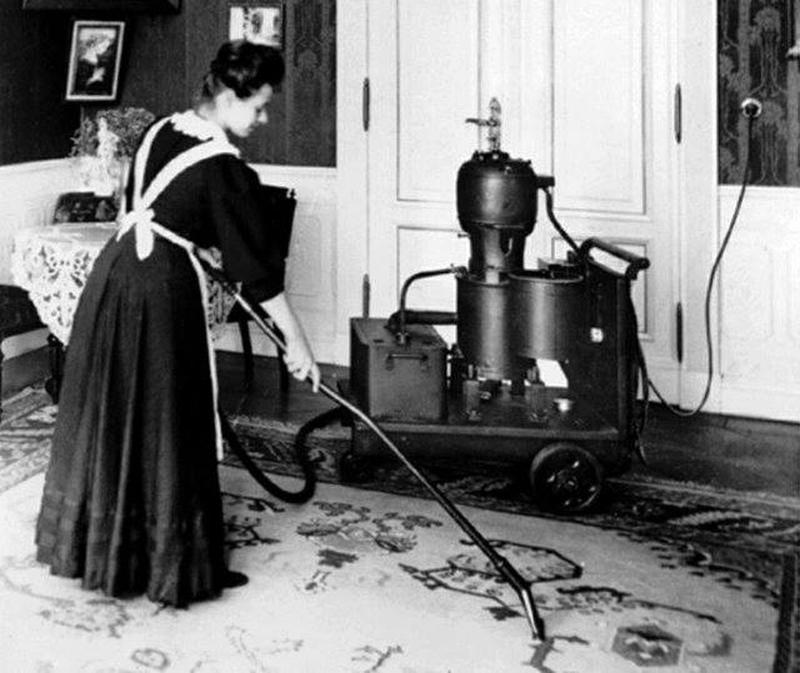 The first Siemens vacuum cleaner. (Germany, 1906).jpg