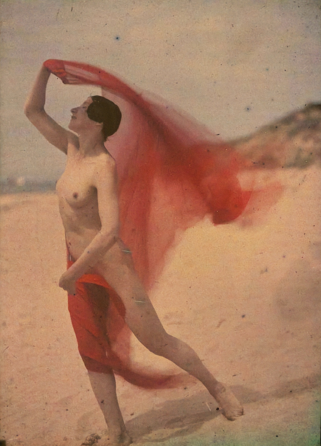 Ernest-Louis-Lessieux-Tatiana-posant-nue-sur-une-plage-d’Oléron-titre-factice-plaque-de-verre-Autochrome-1907.jpg