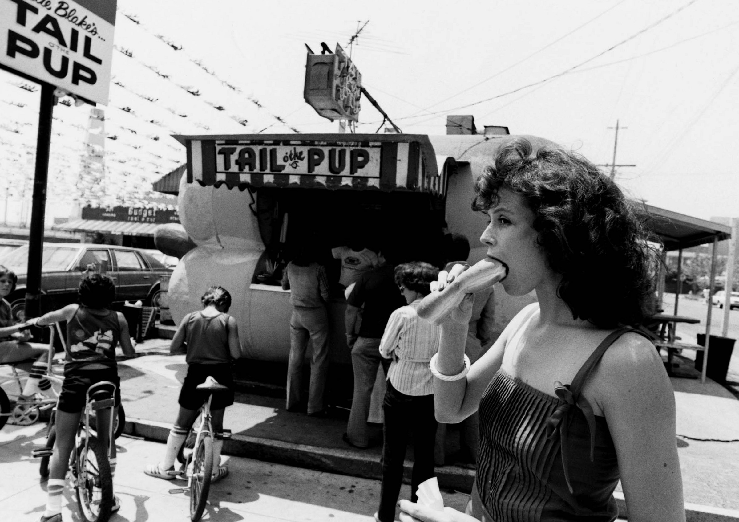 Sigourney Weaver eating a hot dog in 1983.jpg