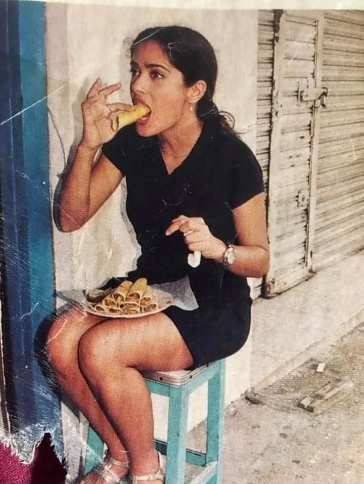 (1995) Salma hayek eating tacos in Coatzacoalcos Veracruz Mexico.jpg