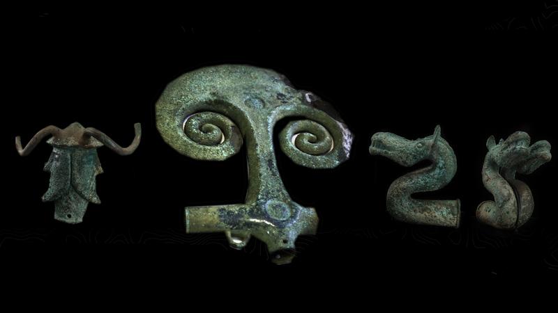 Nordic Bronze age axe head, S-shaped serpentine horses and double faced head, discovered in Kallerup, Thy, Jutland, 10th -12 century BC.jpg