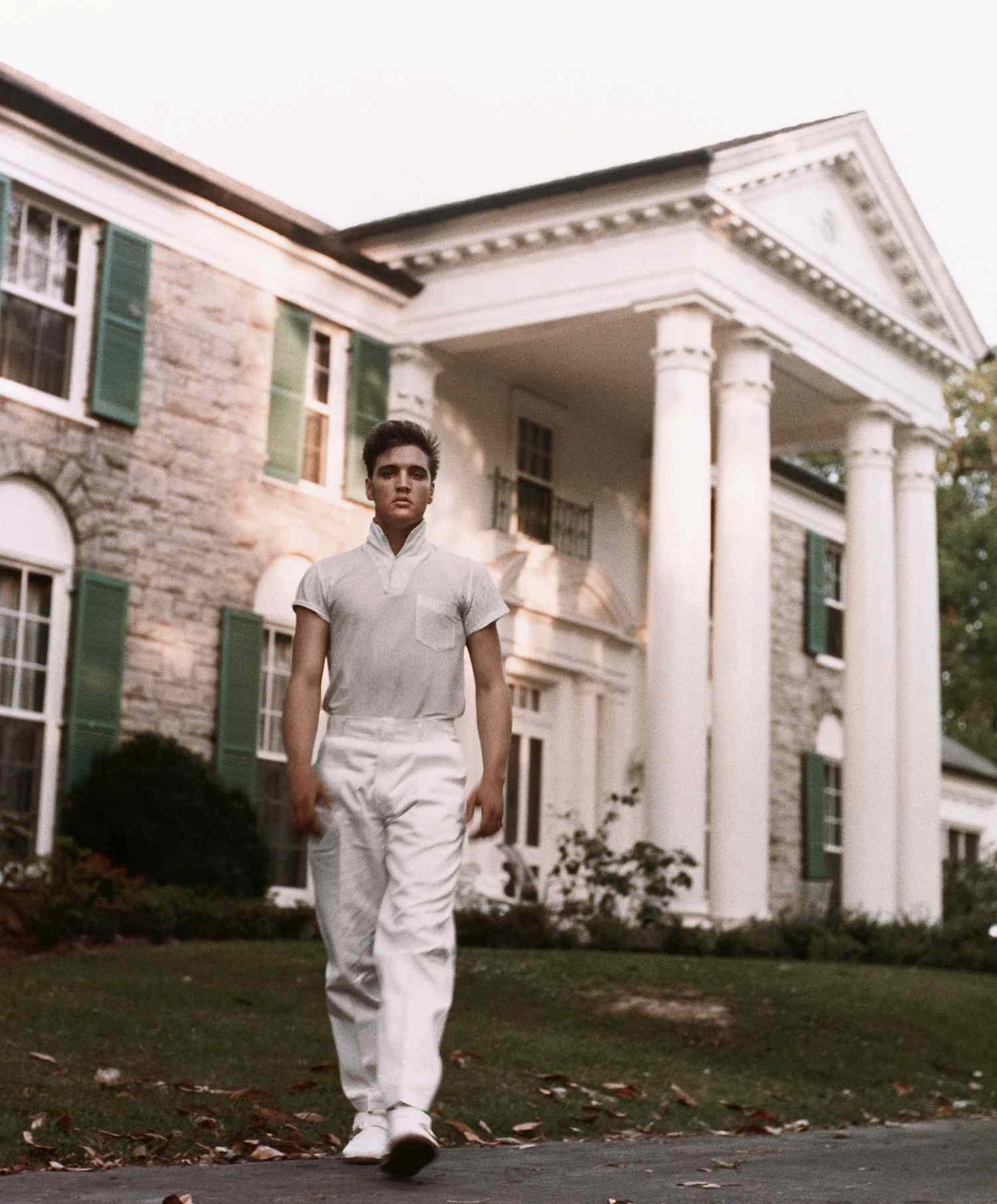 22 years old Elvis in front of Graceland on March 19, 1959.jpg