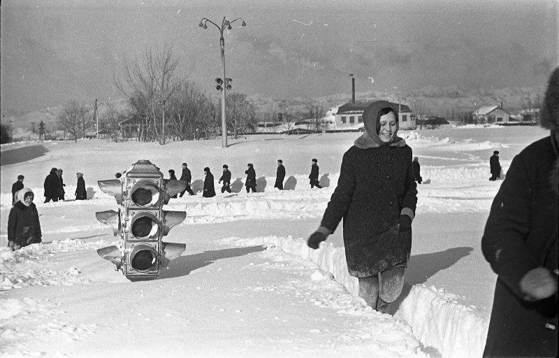 Girls at the traffic light. Yuzhno-Sakhalinsk , USSR , 1968.jpg