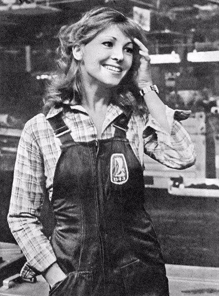 Worker on the assembly line of the Volga Automobile Plant in the company's overalls, 1981.jpg