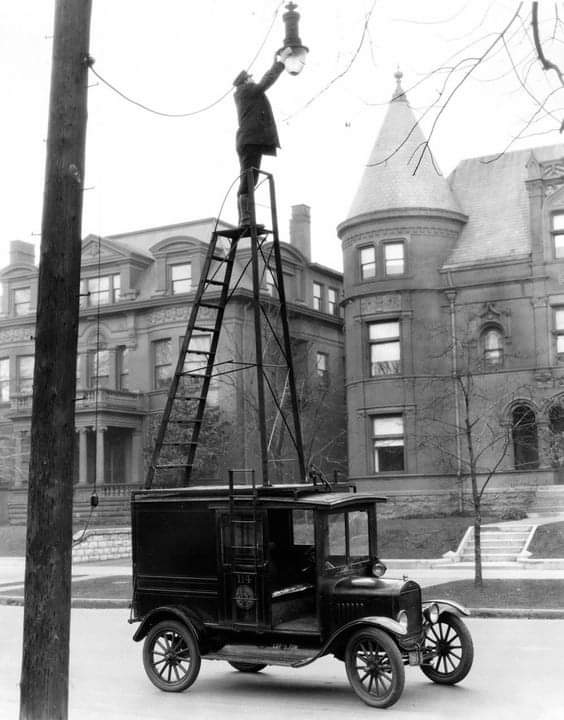 Street Lamp Maintenance, Montreal, 1926.jpg