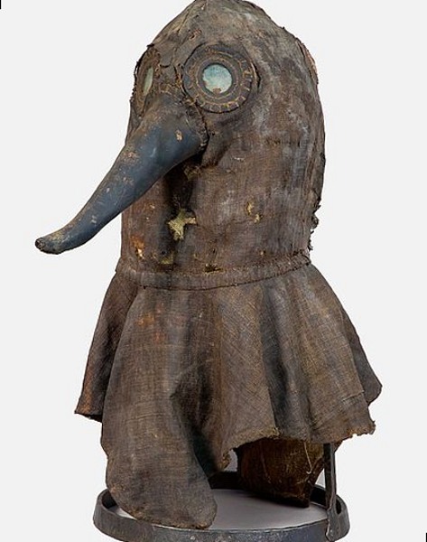 h19sjuyecara1Authentic 16 th century plague mask, Germany.jpg