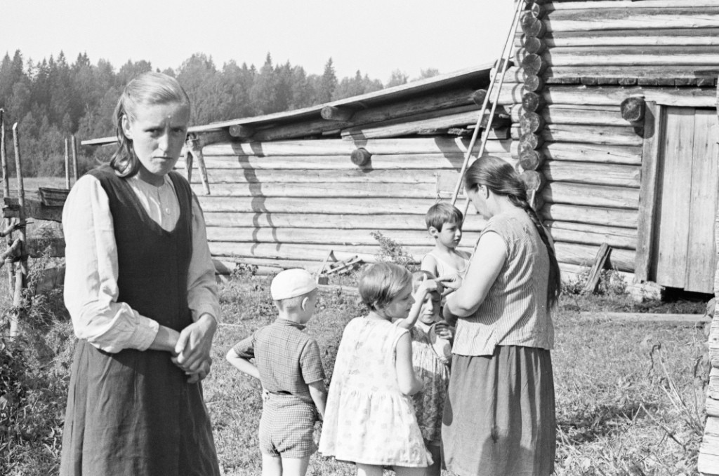 Игорь Пальмин. Семья. Село в Вологодской области, 1969.jpg