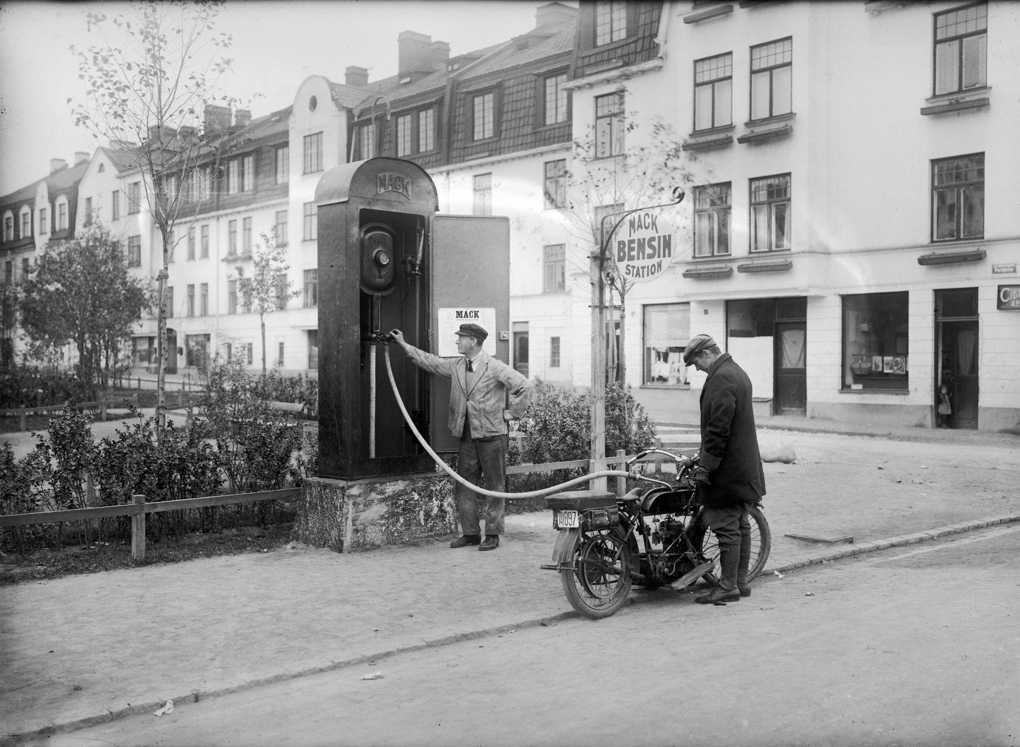 Petrol pump at Julikullen, Stockholm 1920.jpg