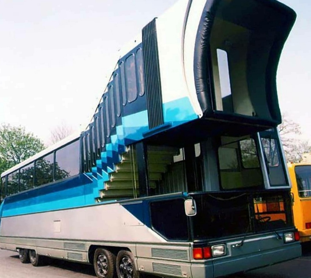 Ikarus prototype bus that was supposed to deliver passengers directly to the aircraft from the early '80s.jpg