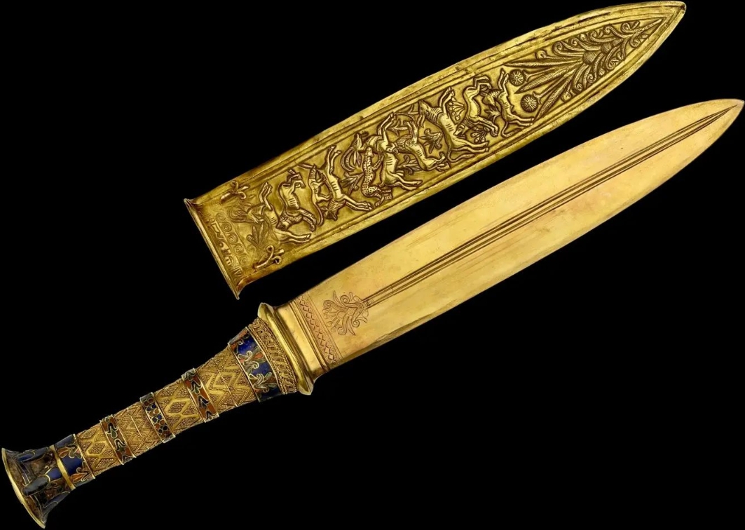 Tutankhamun's gold dagger which was found on his mummy. (This is not the one made out of meteorite).jpg