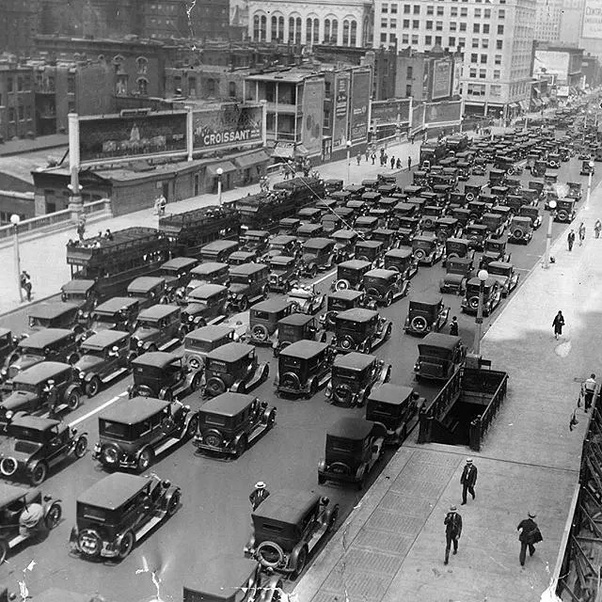 Traffic on Michigan Avenue in Chicago, 1927.png