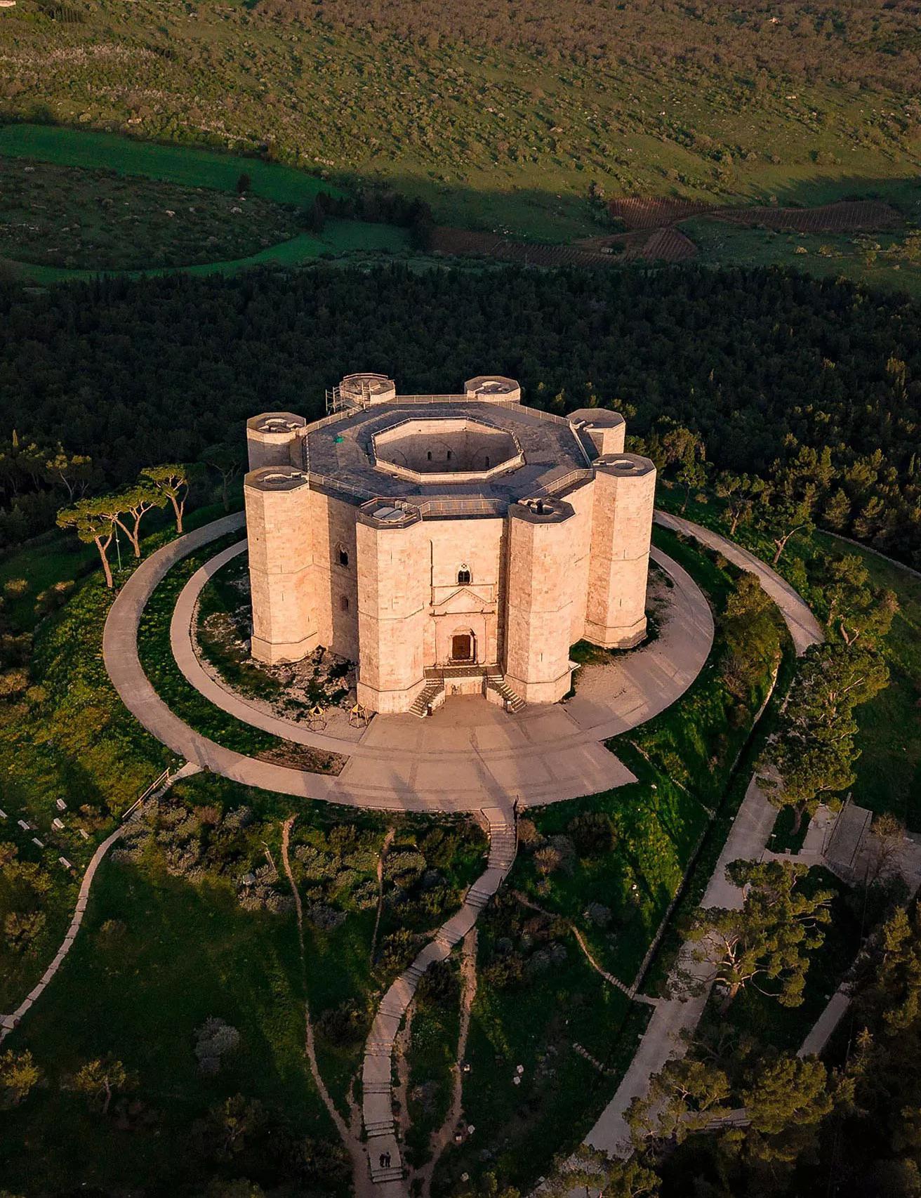 Castel del Monte, Apulia, Italy (13th century).jpg