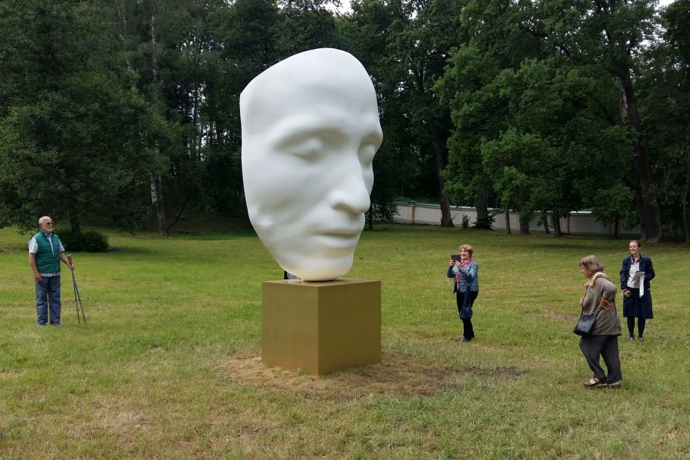 В Петергофе установили гигантскую посмертную маску Пушкина.jpg