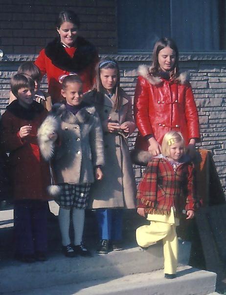 Cousins in 70s fashions.jpg