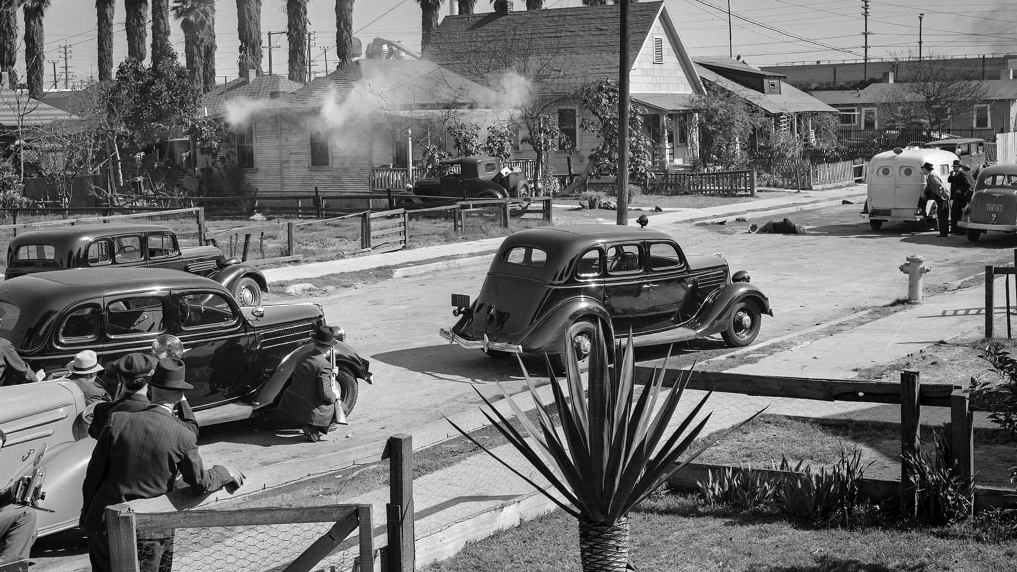 Police trade shots with barricaded suspect, Los Angeles, Feb. 17, 1938.jpg