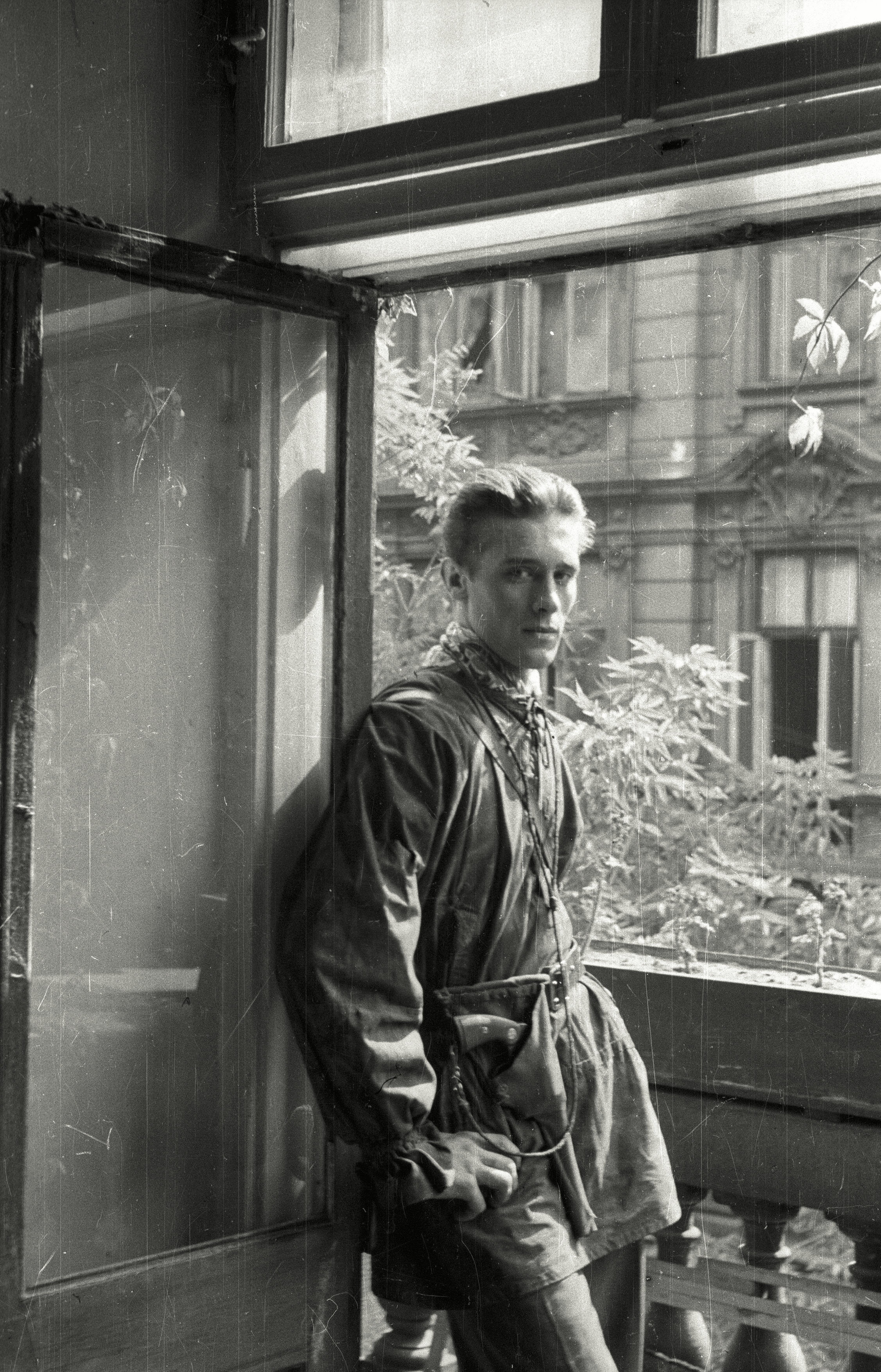 WWII Polish resistance photographer Wiesław Chrzanowski (1923-2012) on a balcony at 16 Wilcza Street in Warsaw, 1940s.jpg